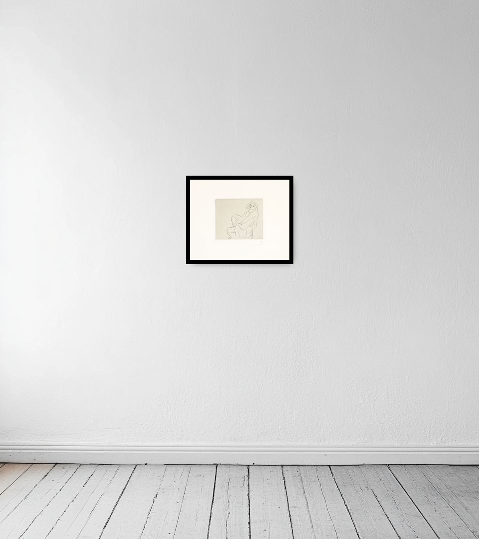 Print Jeune femme enserrant son genou gauche on light wall