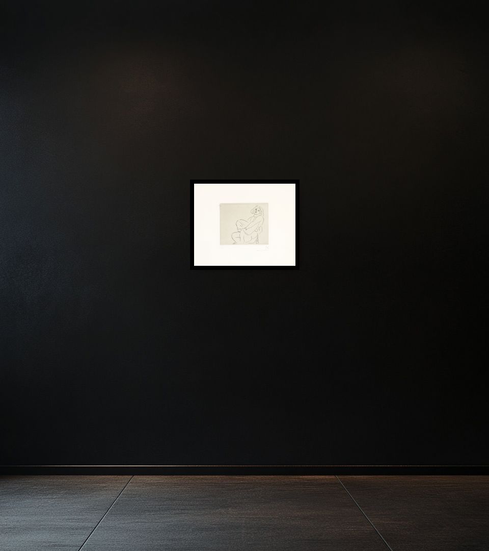 Print Jeune femme enserrant son genou gauche on dark wall